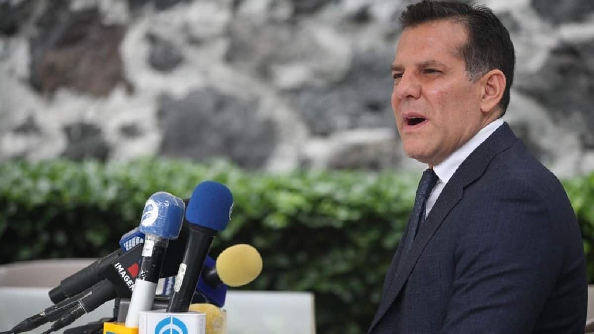 El abogado de Rosario Robles explicó que la decisión se debió a la falta de colaboración de su cliente con las autoridades.