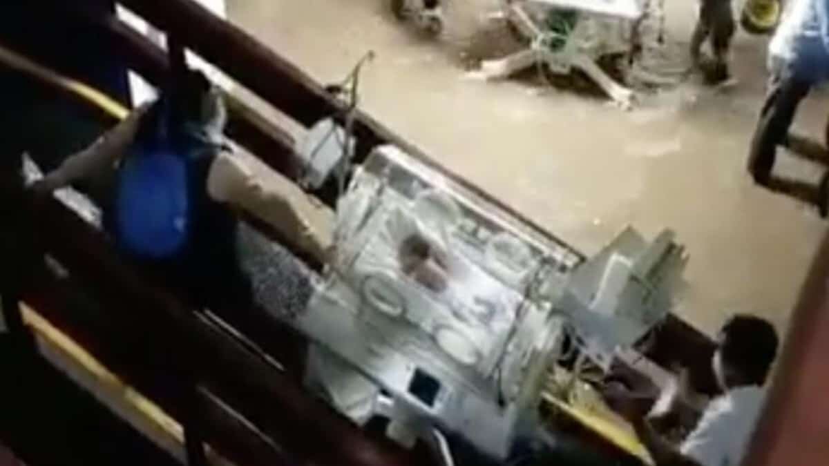 Salvan enfermeros a bebés de inundación en hospital de Atizapán (Video)