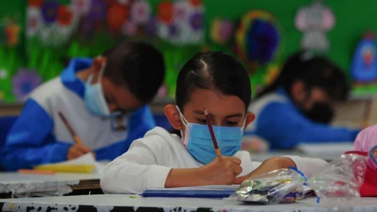 Advierten que regreso a clases presenciales será en agosto