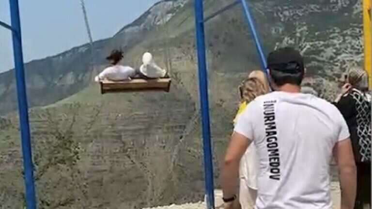 El accidente ocurrió cuando las dos mujeres cayeron al vacío de esta atracción extrema ubicada en Rusia.