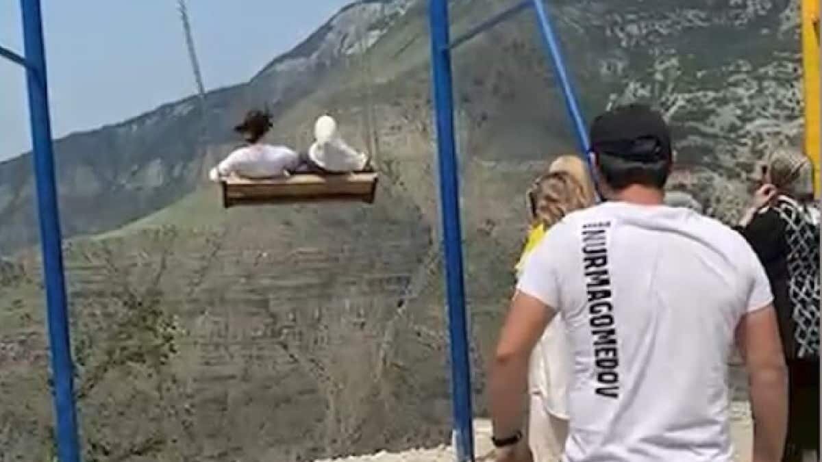 El accidente ocurrió cuando las dos mujeres cayeron al vacío de esta atracción extrema ubicada en Rusia.
