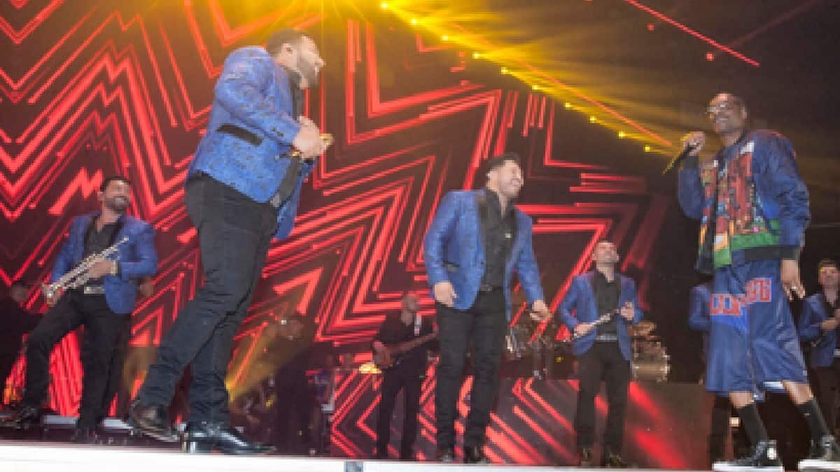 La Banda MS y Snoop Dogg se apoderaron del escenario y brindaron un "singular" espectáculo ante miles de personas.