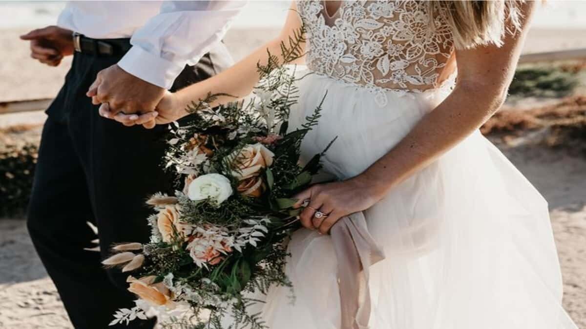 ¡Encajosos! Novios obligan a sus invitados a lavar los platos en plena boda