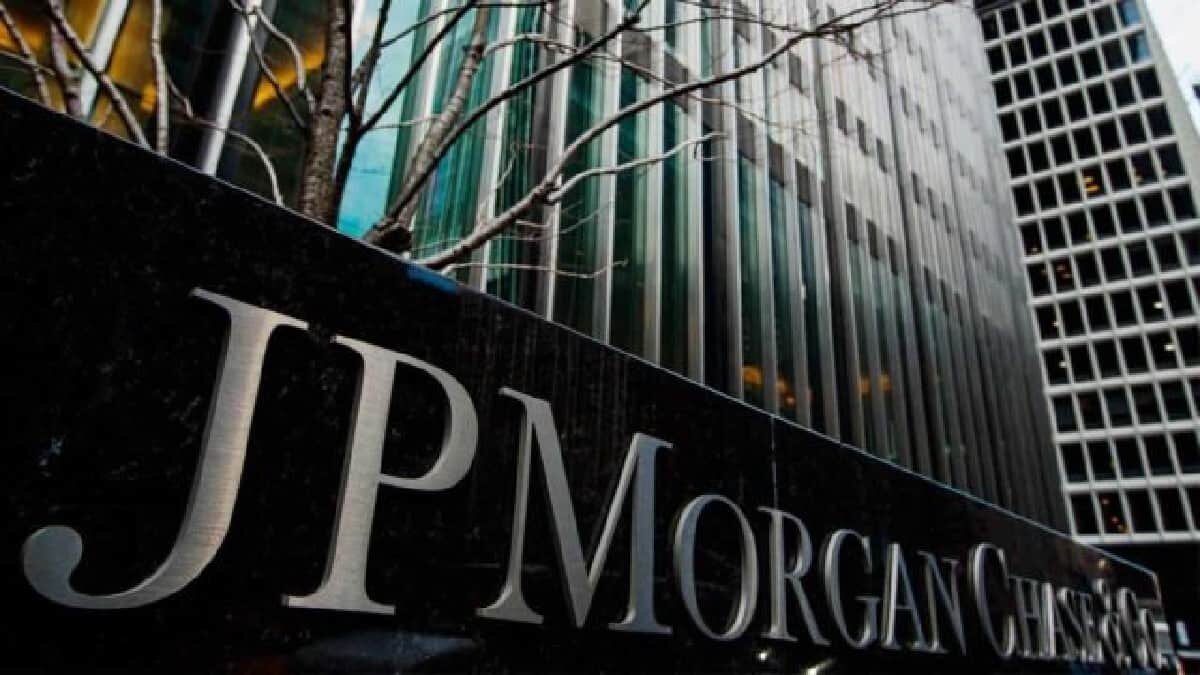La Secretaría de Hacienda y la Comisión Nacional Bancaria y de Valores hicieron el anuncio de la salida del país de ambas instituciones financieras.