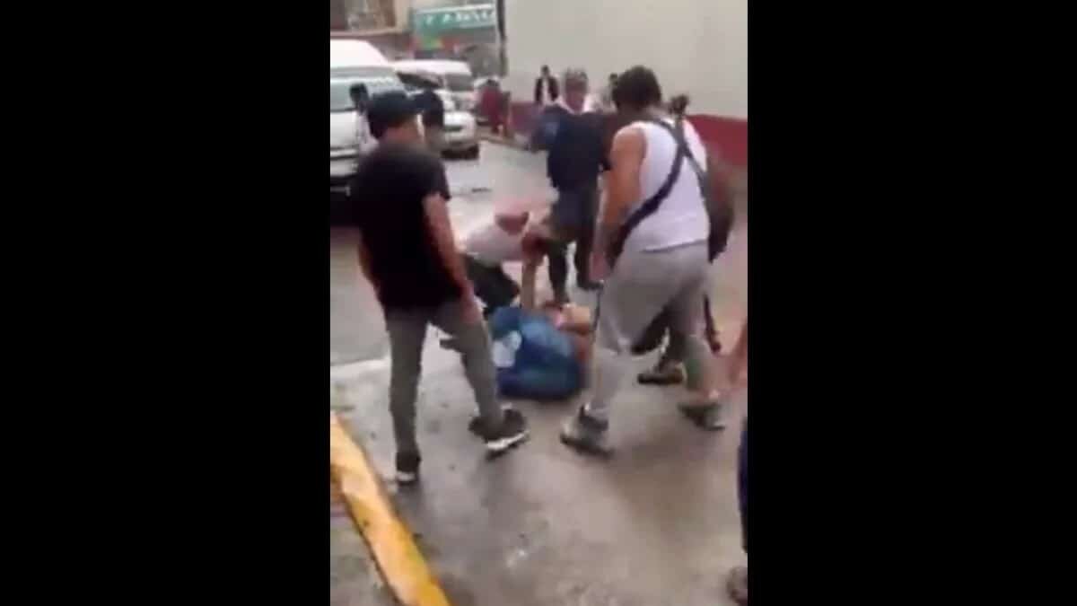 El sujeto intentó asaltar a los pasajeros de una combi en el municipio de Nicolás Romero, en el Estado de México.