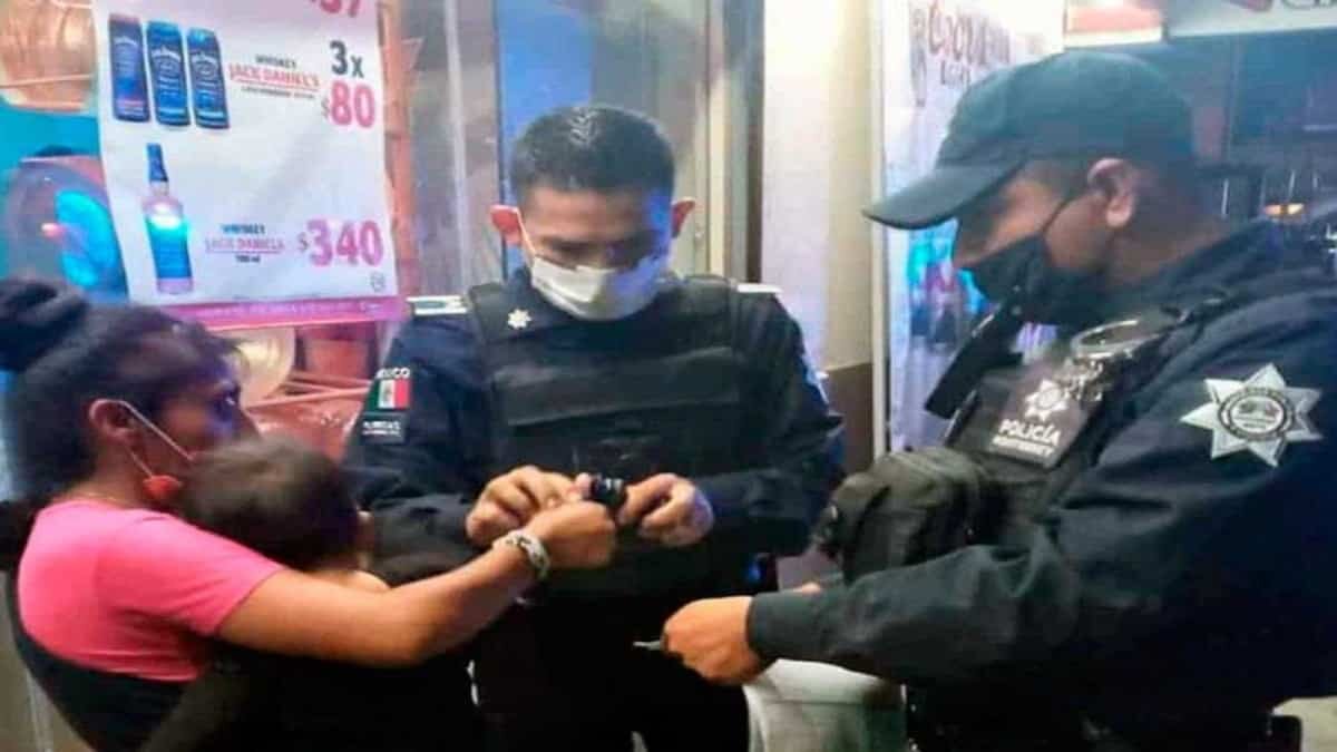 Encarga a su bebé fuera de una tienda y ¡no regresa por él!