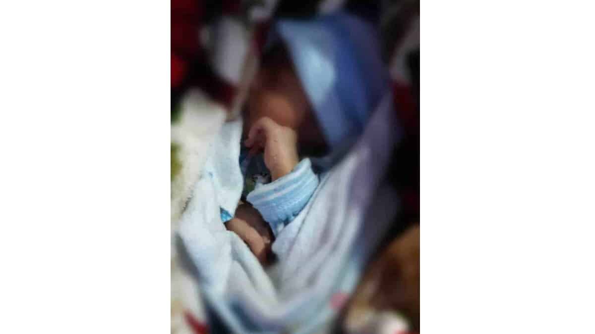 Encarga a su bebé fuera de una tienda y ¡no regresa por él!