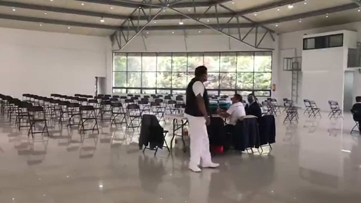 Inicia vacunación a treintañeros con sillas vacías en Naucalpan