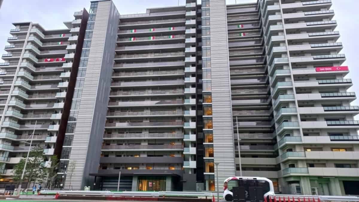 Bandera de México ya ondea en la Villa Olímpica de Tokio 2020