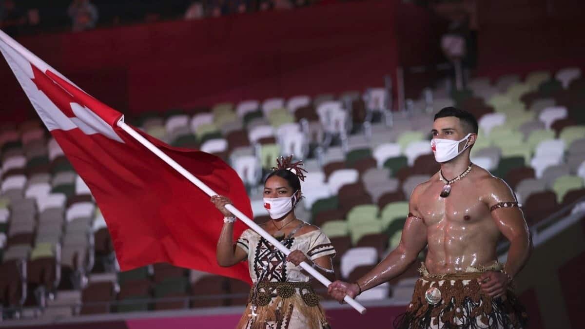 Él es el abanderado de Toga, sensación en la inauguración de Tokio 2020