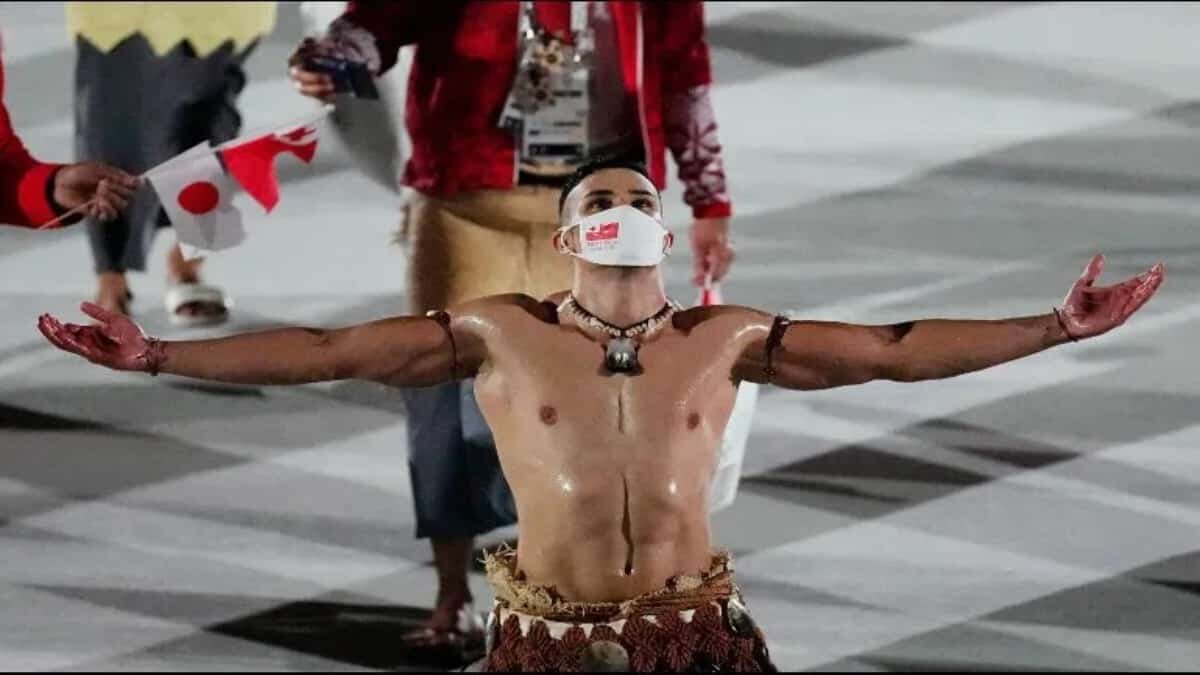 Él es el abanderado de Toga, sensación en la inauguración de Tokio 2020