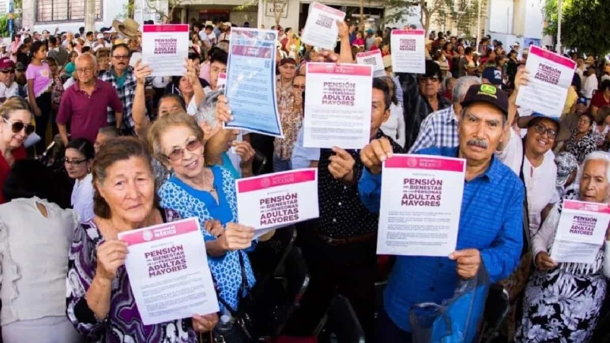Rompe AMLO veda electoral y presume programas sociales (Video)