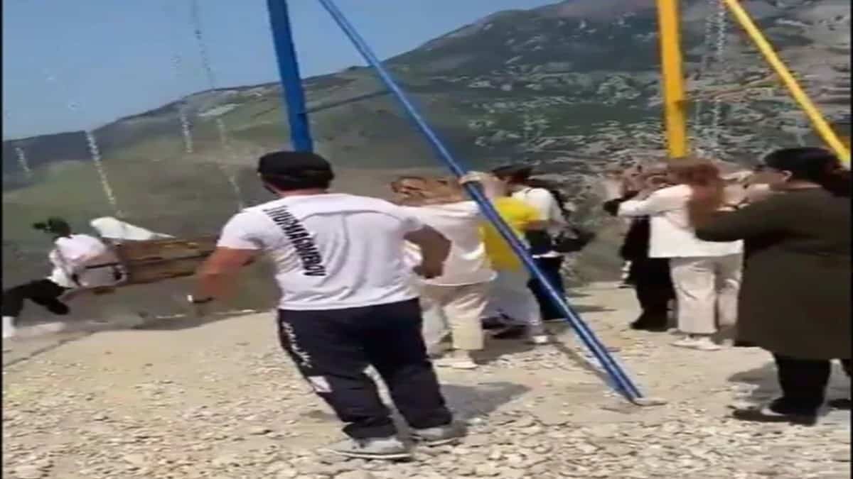 El accidente ocurrió cuando las dos mujeres cayeron al vacío de esta atracción extrema ubicada en Rusia.