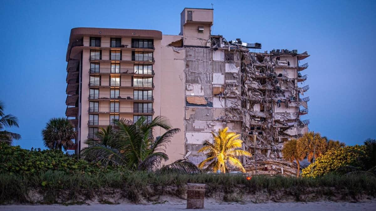 Video muestra escombros y agua cayendo del sótano de edificio en Miami antes del colapso