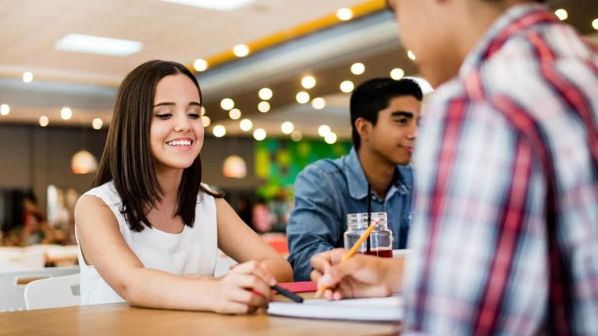 Así podrás solicitar tu beca 'Jóvenes Escribiendo el Futuro'