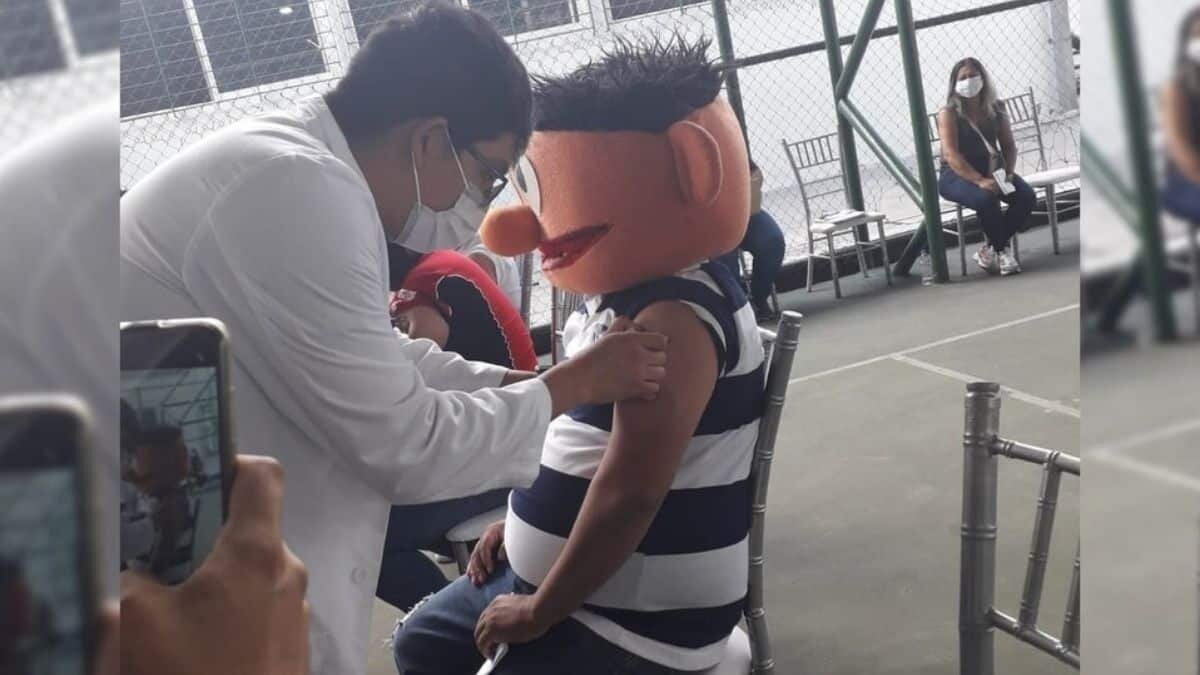 Esta es la historia del hombre que fue vestido de "Enrique" a recibir su vacuna