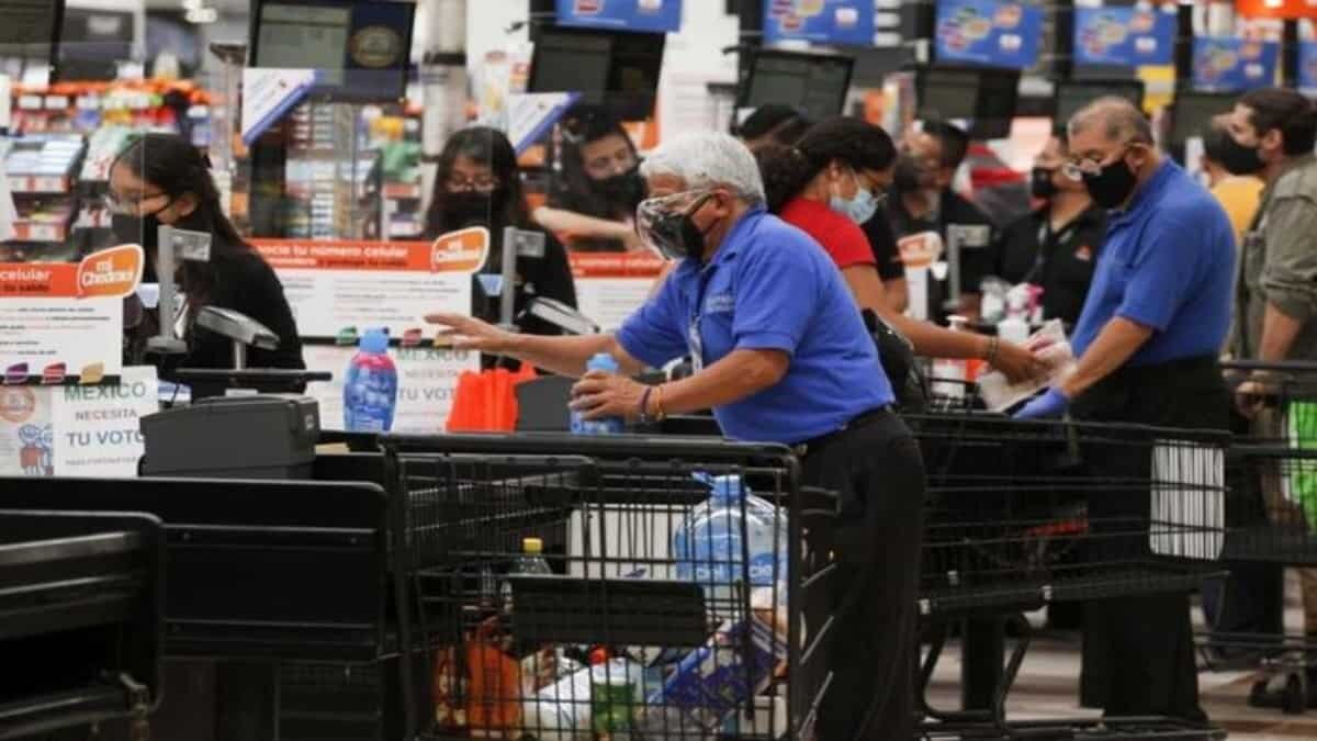 Formalizan regreso de adultos mayores como empacadores a Walmart