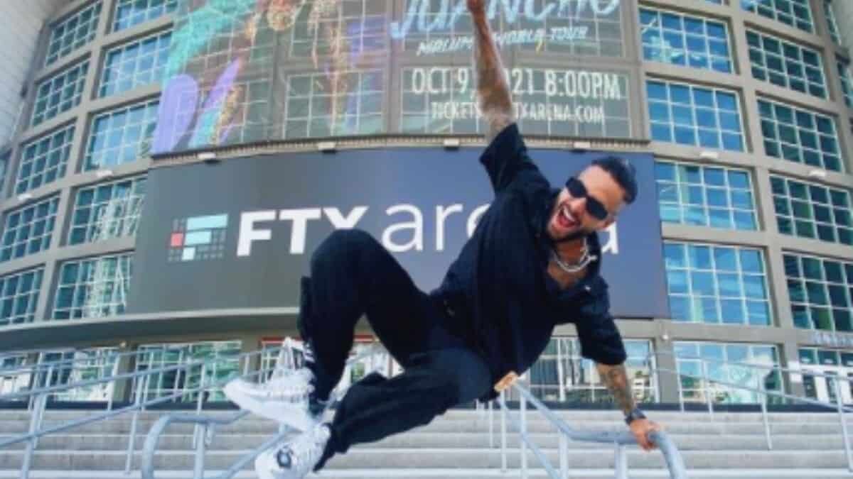 Recibe Maluma burlas en redes tras caer borracho
