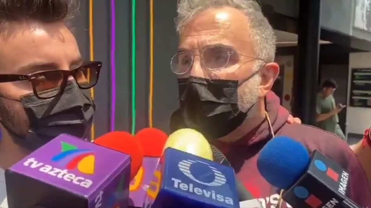 Realizan traqueotomía a Vicente Fernández
