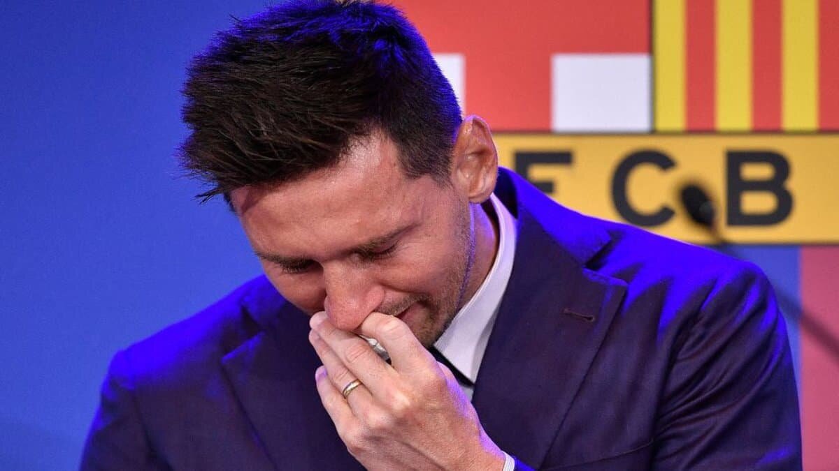 Venden supuesto pañuelo que Messi usó en su despedida del Barcelona