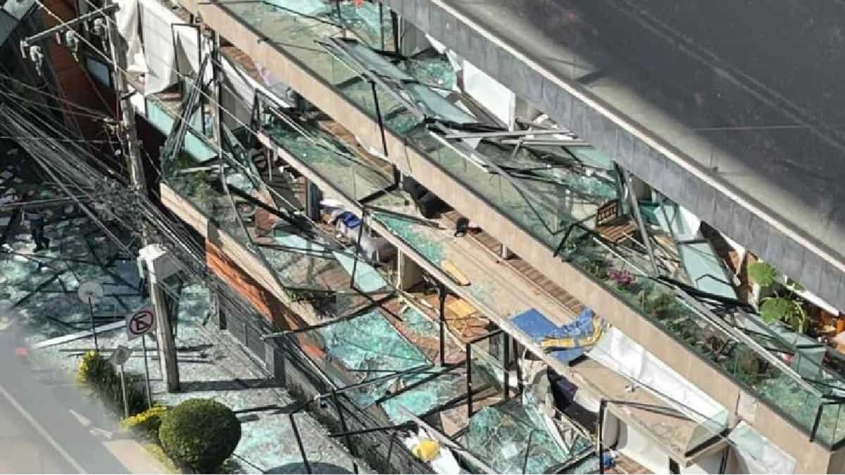 La explosión presuntamente se debió a la acumulación de gas en uno de los departamentos del edificio, sin que se tengan cifras exactas de víctimas.