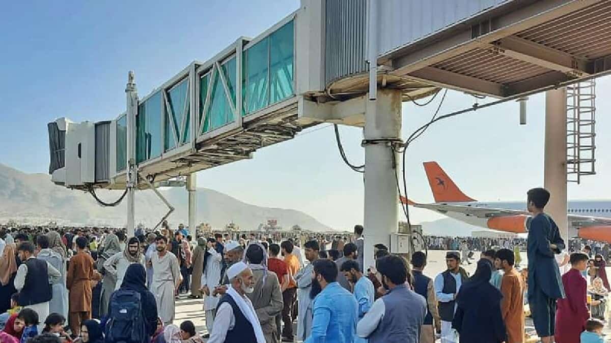 Miles de personas abarrotaron el aeropuerto de Kabul, ante el regreso al poder en Afganistán del Talibán, luego de 20 años de ausencia.