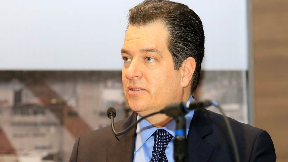 El empresario es buscado por sus adeudos que mantiene con la Hacienda mexicana.