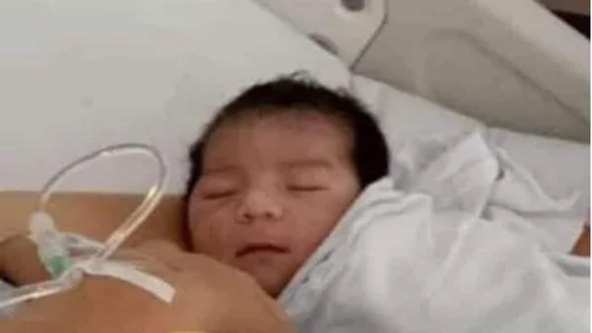La mujer entró disfrazada al área de maternidad y robó a un recién nacido, por lo que se activaron todas las alarmas.