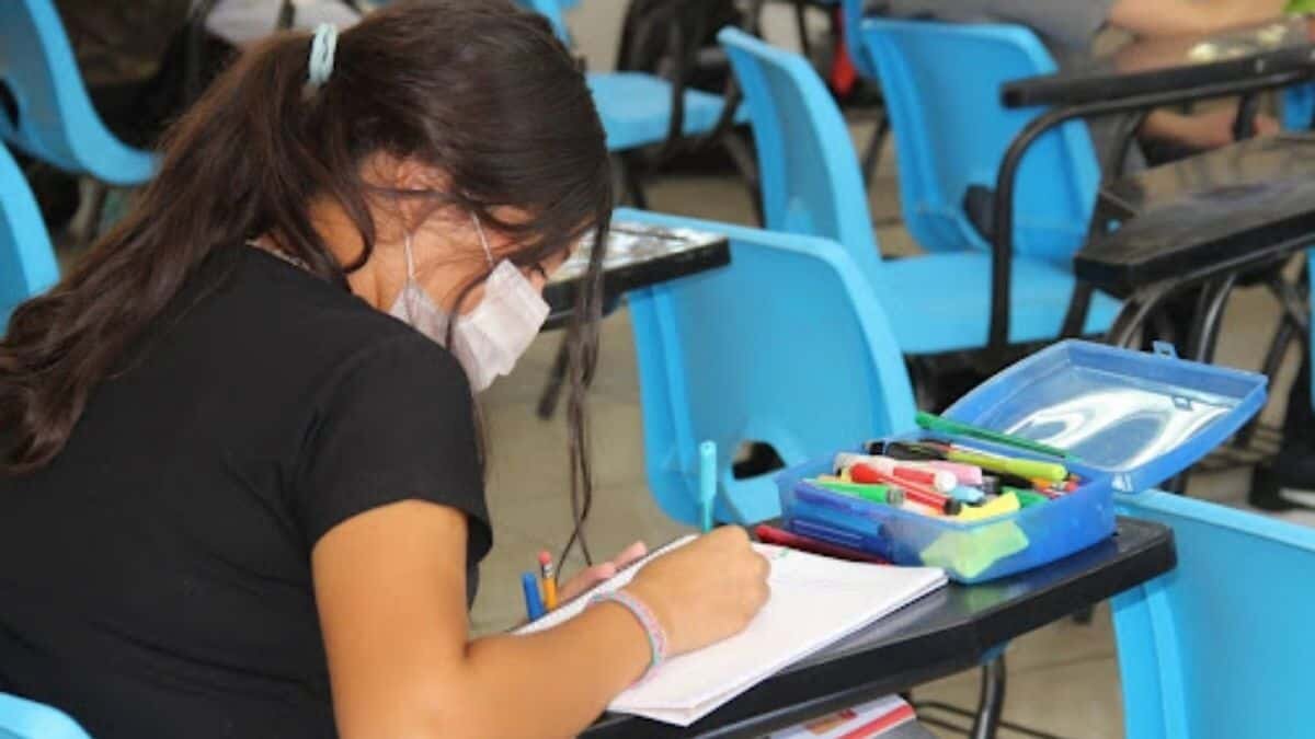 Exigen padres y maestros regreso seguro a clases presenciales