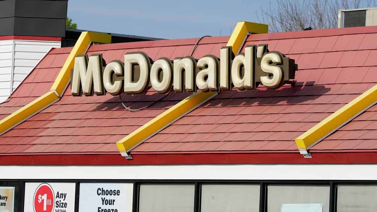 La mujer vio un anuncio publicitario de una hamburguesa y entró a comprarla.
