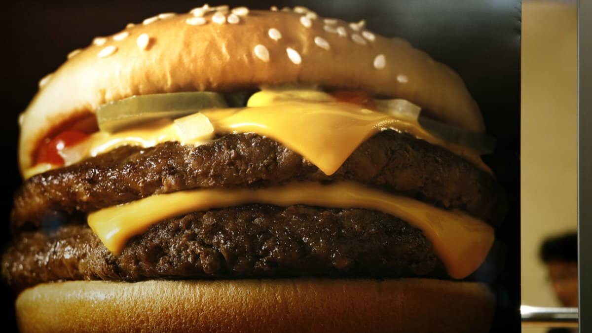 Demanda mujer a McDonald's por hacerla romper su ayuno religioso 