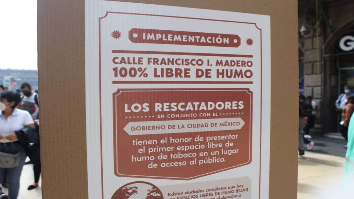 Esta será la multa que podrás recibir por fumar en calle de Madero