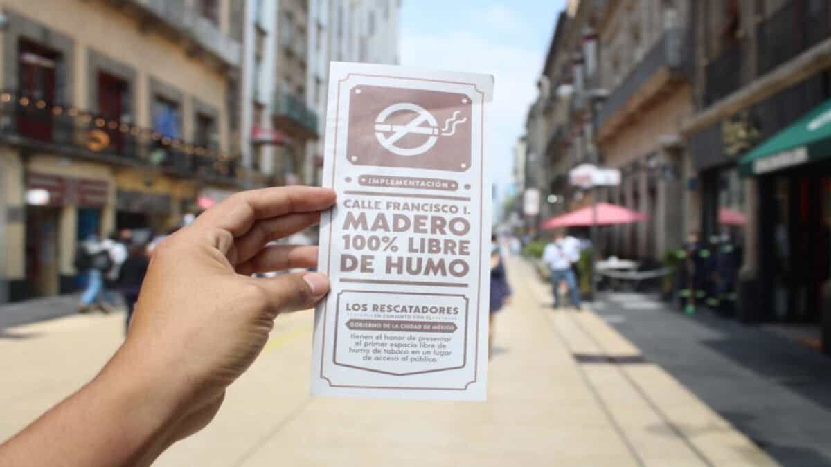 Multarán a quién fume en la calle de Madero de la CDMX