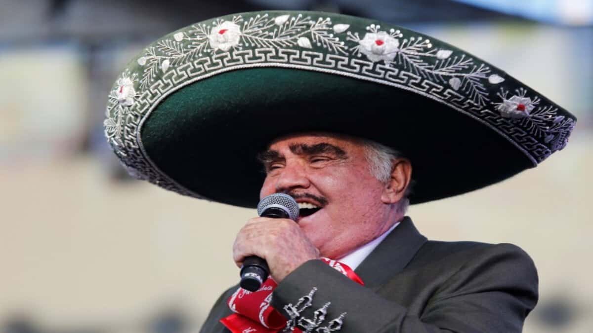 Vicente Fernández se encuentra semisedado y con asistencia ventilatoria