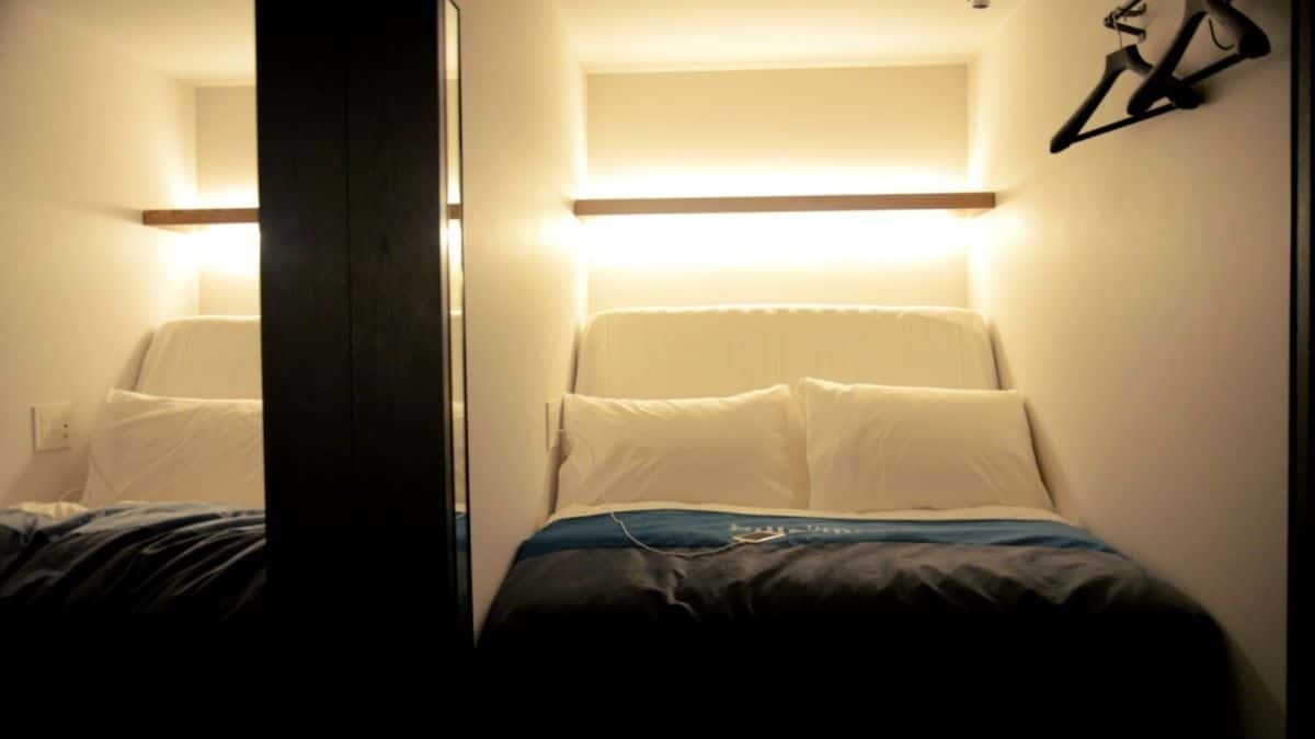 Conoce cómo es hospedarse en un hotel cápsula