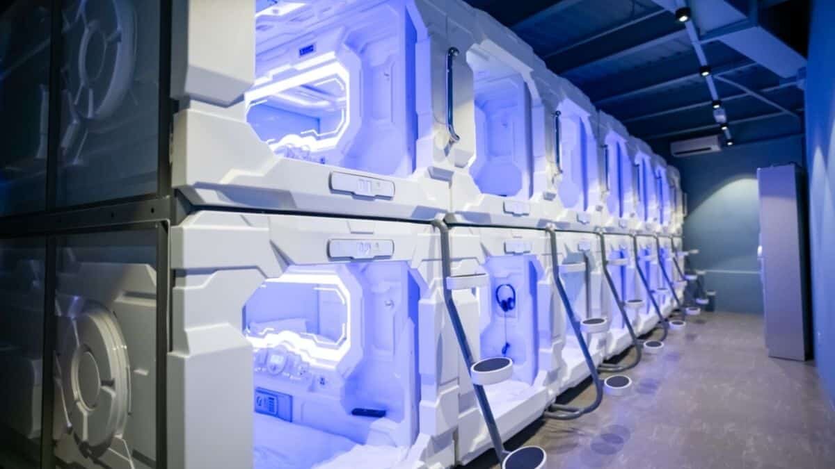 Conoce cómo es hospedarse en un hotel cápsula