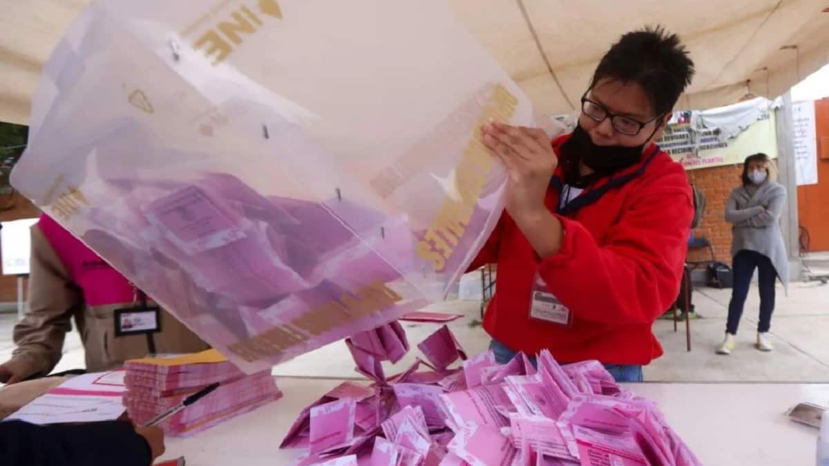 Morena insistió que fue culpa del INE que la consulta popular no alcanzará los niveles necesarios de participación para ser vinculatoria.