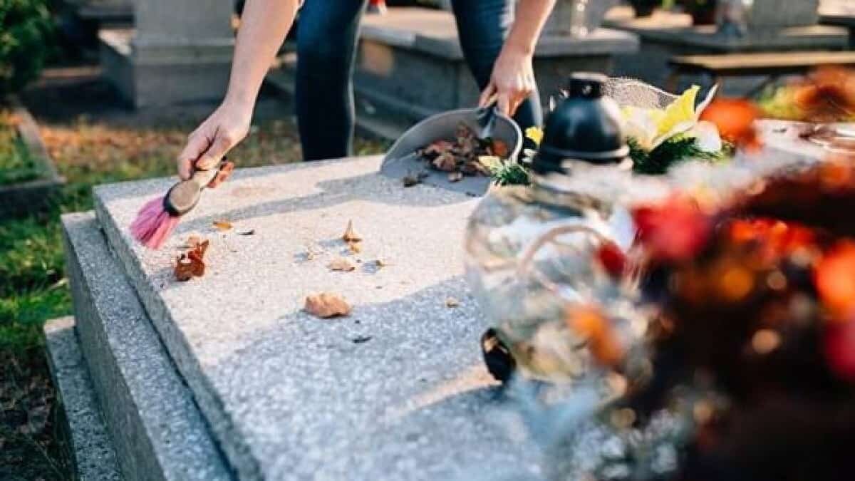 Algunas personas tienen la amabilidad de mantener en buen estado las lápidas en diversos cementerios.