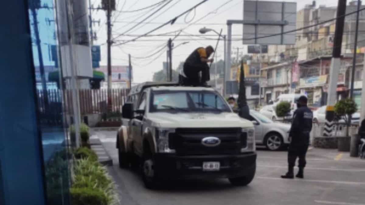 Olvidan custodios llaves dentro de camioneta de valores