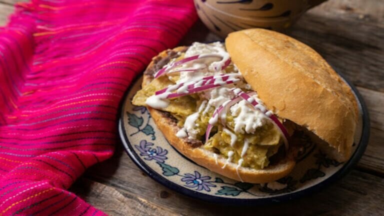 Estas son las mejores tortas de chilaquiles de CDMX