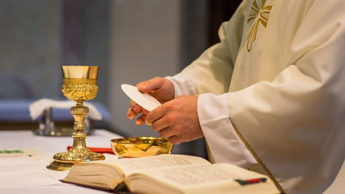 ¡Dios lo va a castigar! Sacerdote usa biblia para robar (Video)