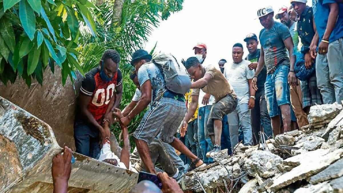 Suman casi mil 300 muertos tras sismo de Haití (Video)