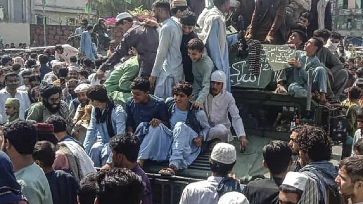 Miles de personas abarrotaron el aeropuerto de Kabul, ante el regreso al poder en Afganistán del Talibán, luego de 20 años de ausencia.