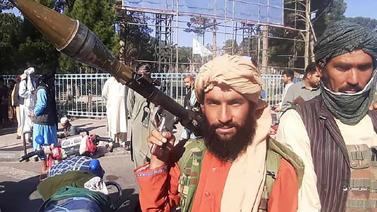 Miles de personas abarrotaron el aeropuerto de Kabul, ante el regreso al poder en Afganistán del Talibán, luego de 20 años de ausencia.