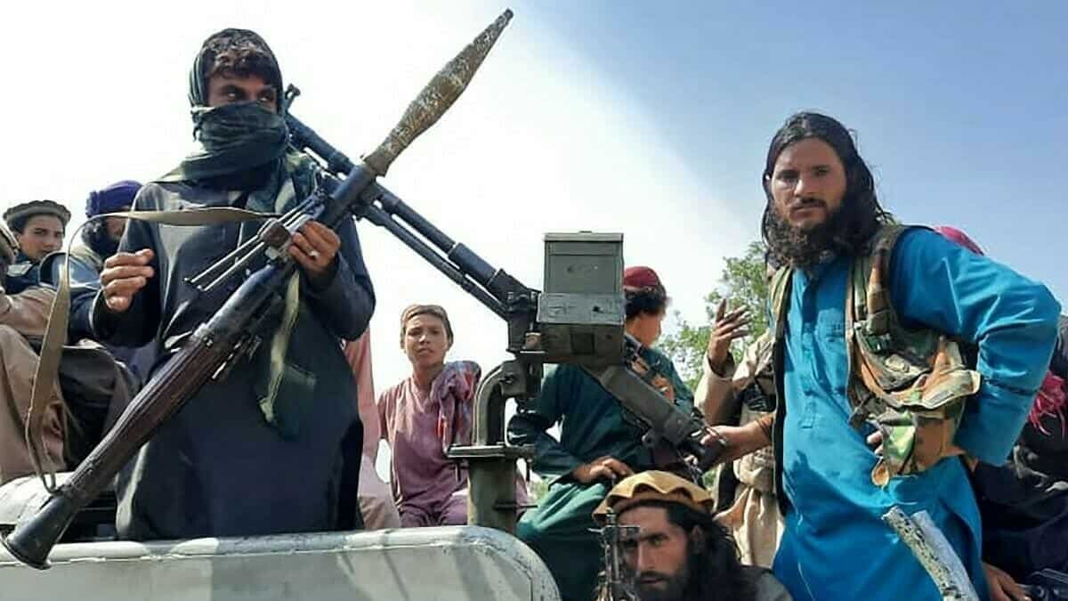 Miles de personas abarrotaron el aeropuerto de Kabul, ante el regreso al poder en Afganistán del Talibán, luego de 20 años de ausencia.