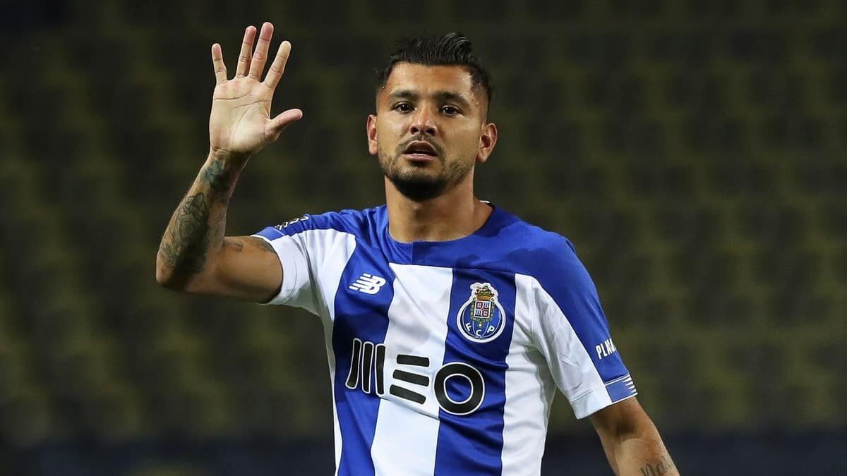 El mexicano llegará a la liga española tras varios intentos de ser fichados por el cuadro sevillano.
