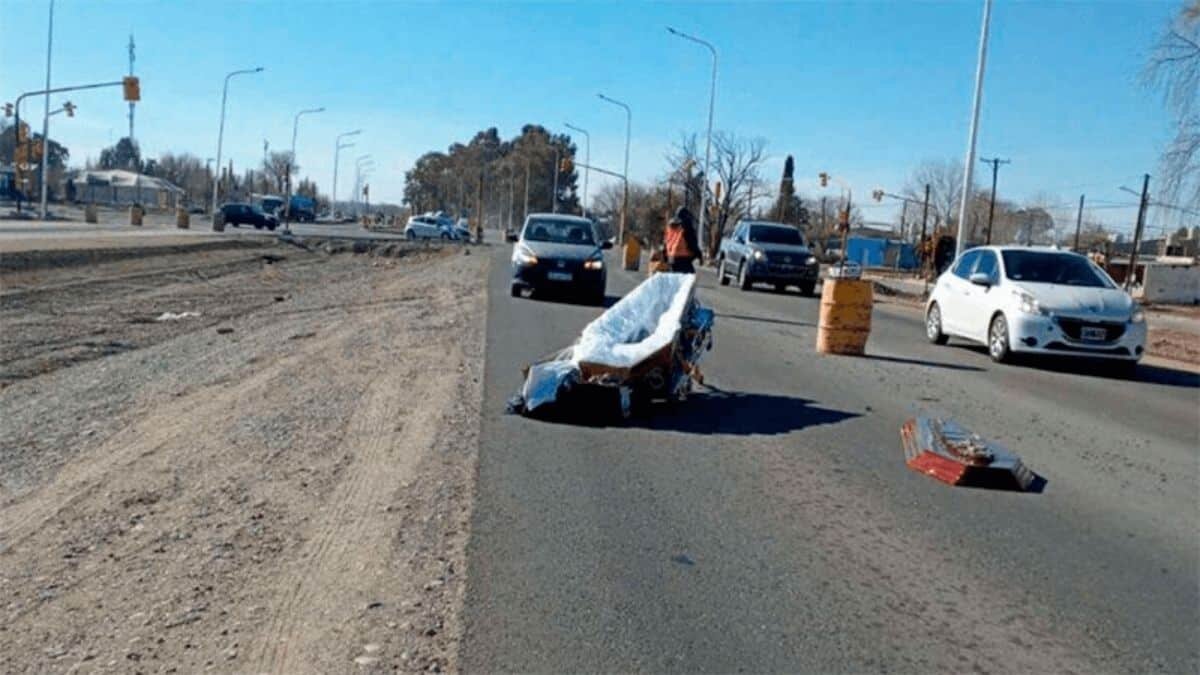 ¡Patitas para que las quiero! Ataúd queda en medio de la carretera