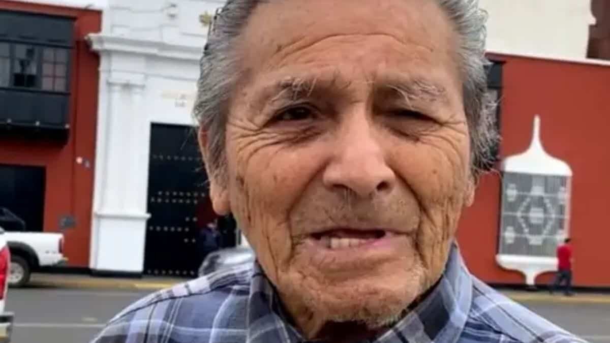 Vende abuelito figuras de origami a sus 94 años