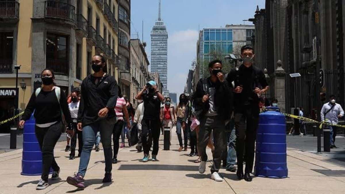 CDMX pasa a semáforo amarillo; bares abrirán al 50%