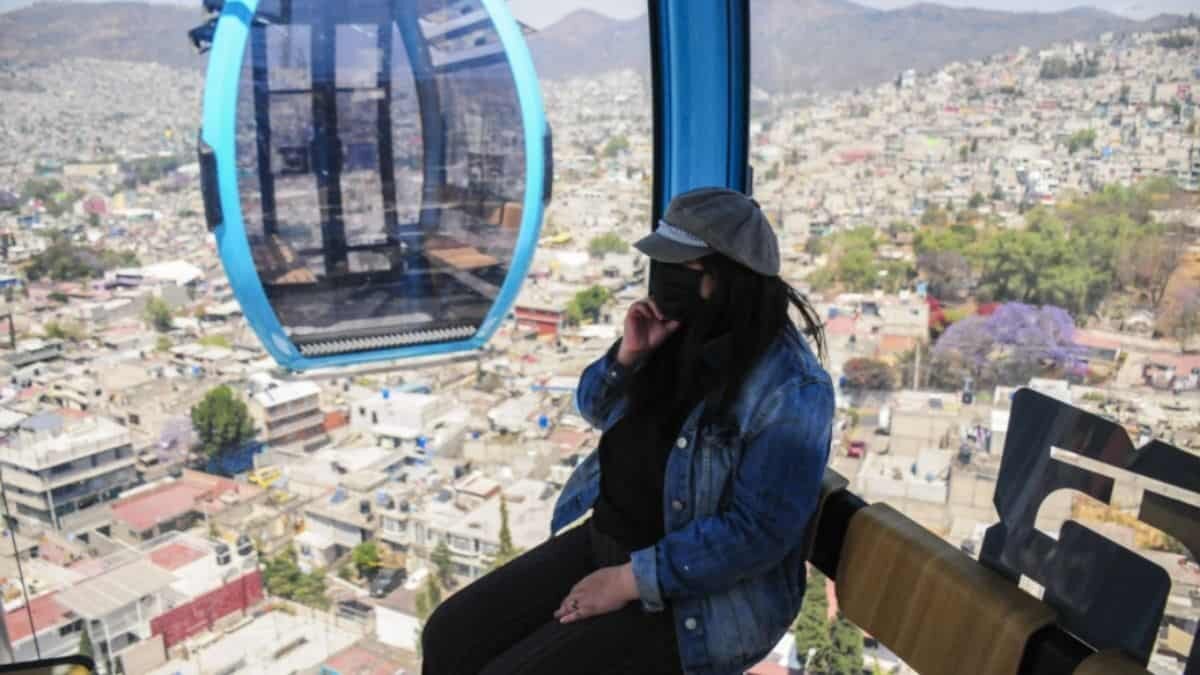 Deja colgados cablebús a usuarios por más de una hora